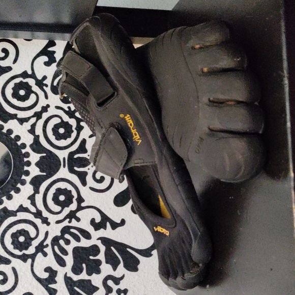 Vibram Women's Five Fingers, KSO EVO Crosstraining Sneaker Size W40 (US 9.5) - Picture 4 of 4